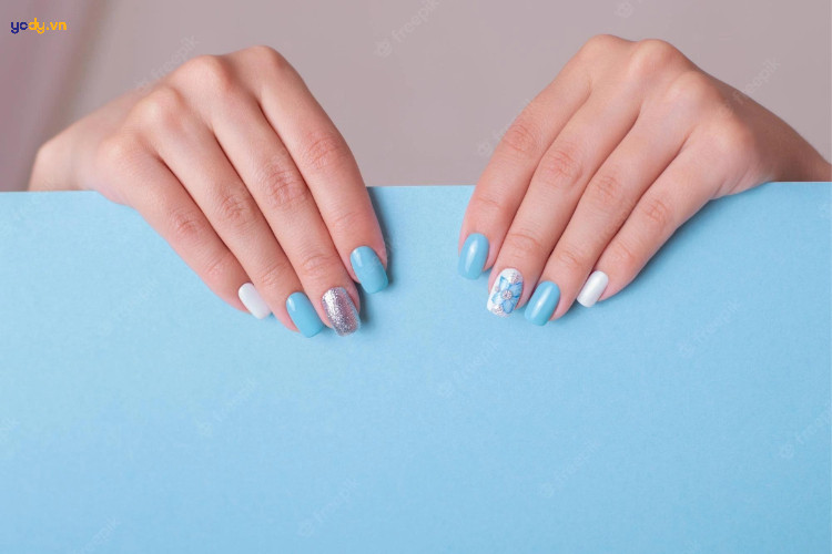 Nail màu sơn móng tay trắng sữa pha xanh tinh tế