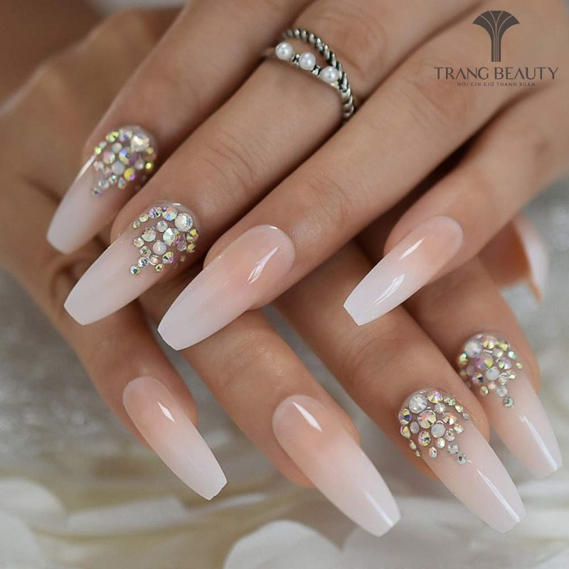 Nail màu sữa gạo nhẹ nhàng kết hợp đá vụn lấp lánh