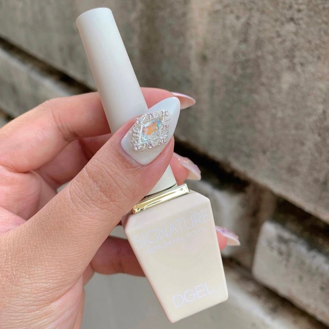 Nail màu trắng đính đá lấp lánh sang trọng
