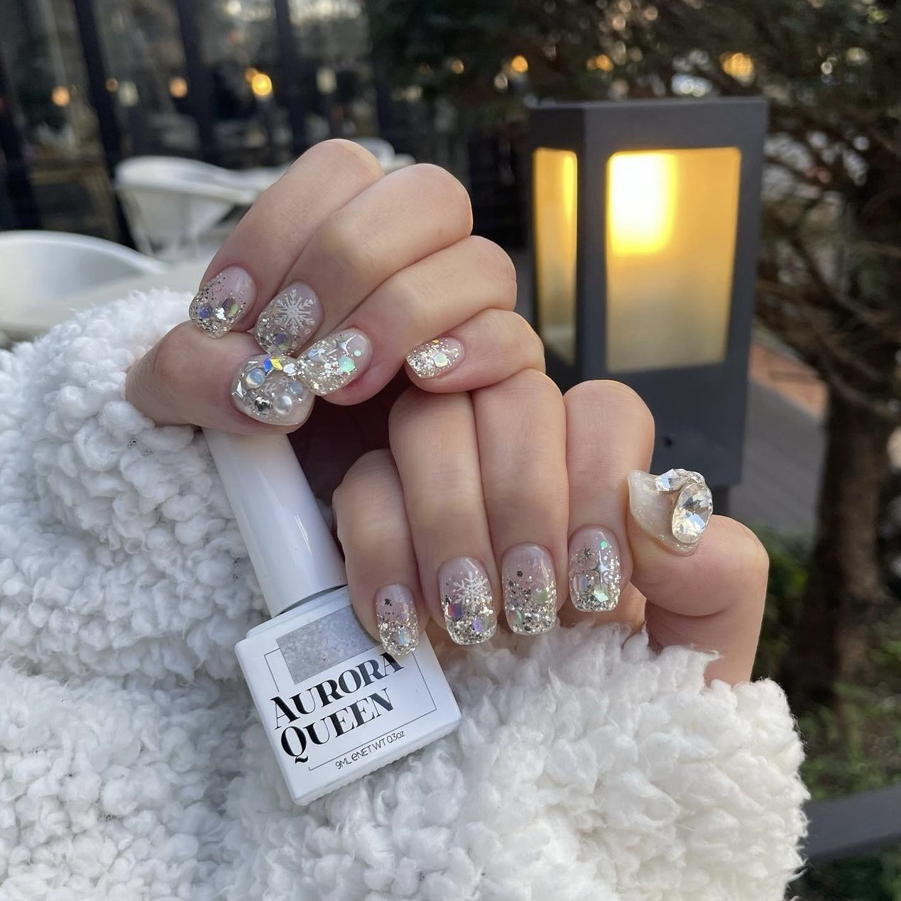 Nail màu trắng đính đá