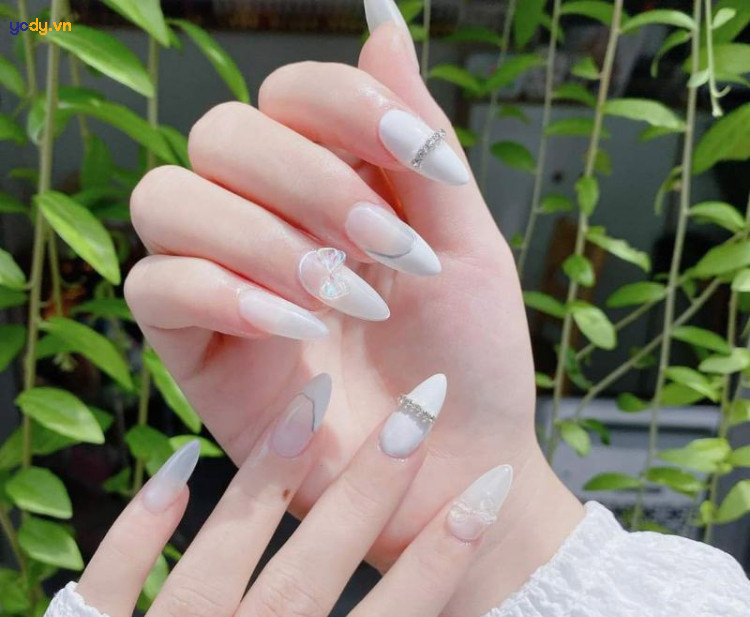 Nail màu trắng sữa cho cô dâu lộng lẫy