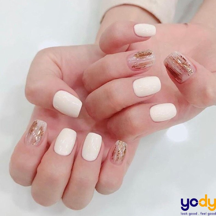 Nail màu trắng sữa kết hợp vàng độc đáo