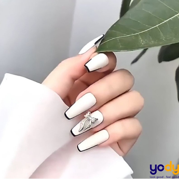 Nail màu trắng sữa viền đầu móng thanh lịch