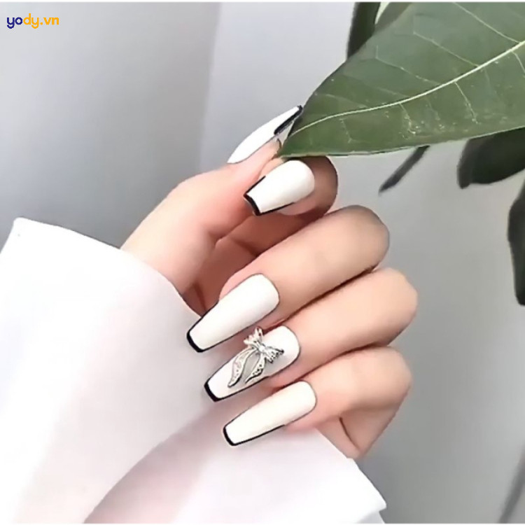 Nail màu trắng sữa viền đen cá tính