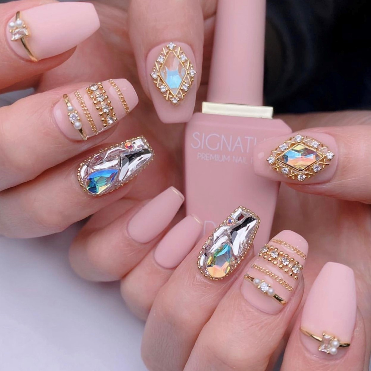 Nail nude đính đá phong cách mới lạ