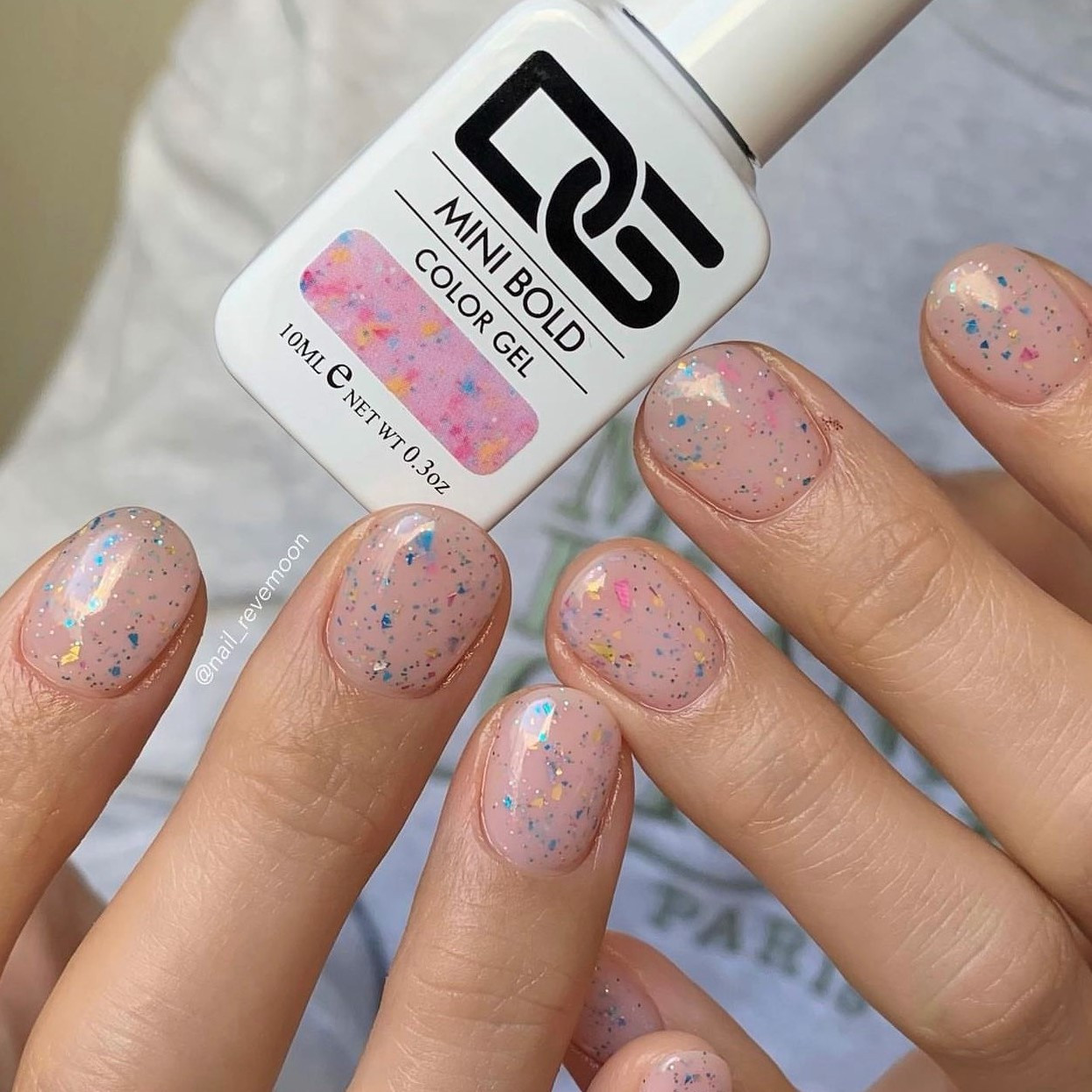 Nail nude lá vàng