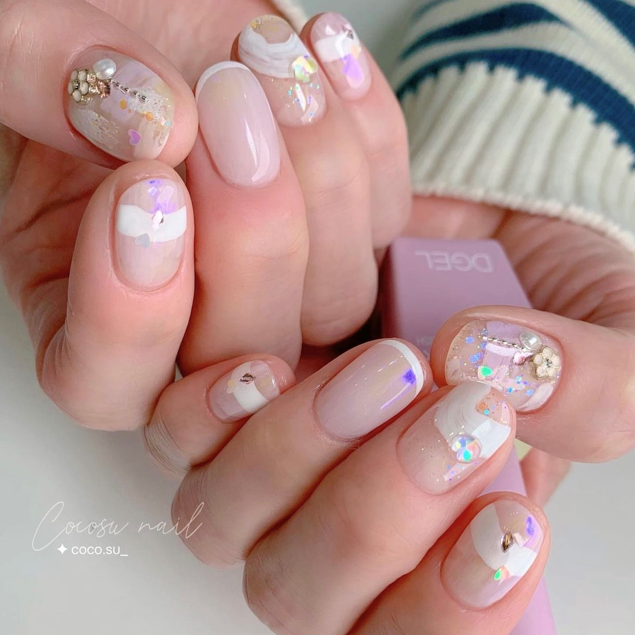 Nail nude với họa tiết sơn nổi độc đáo