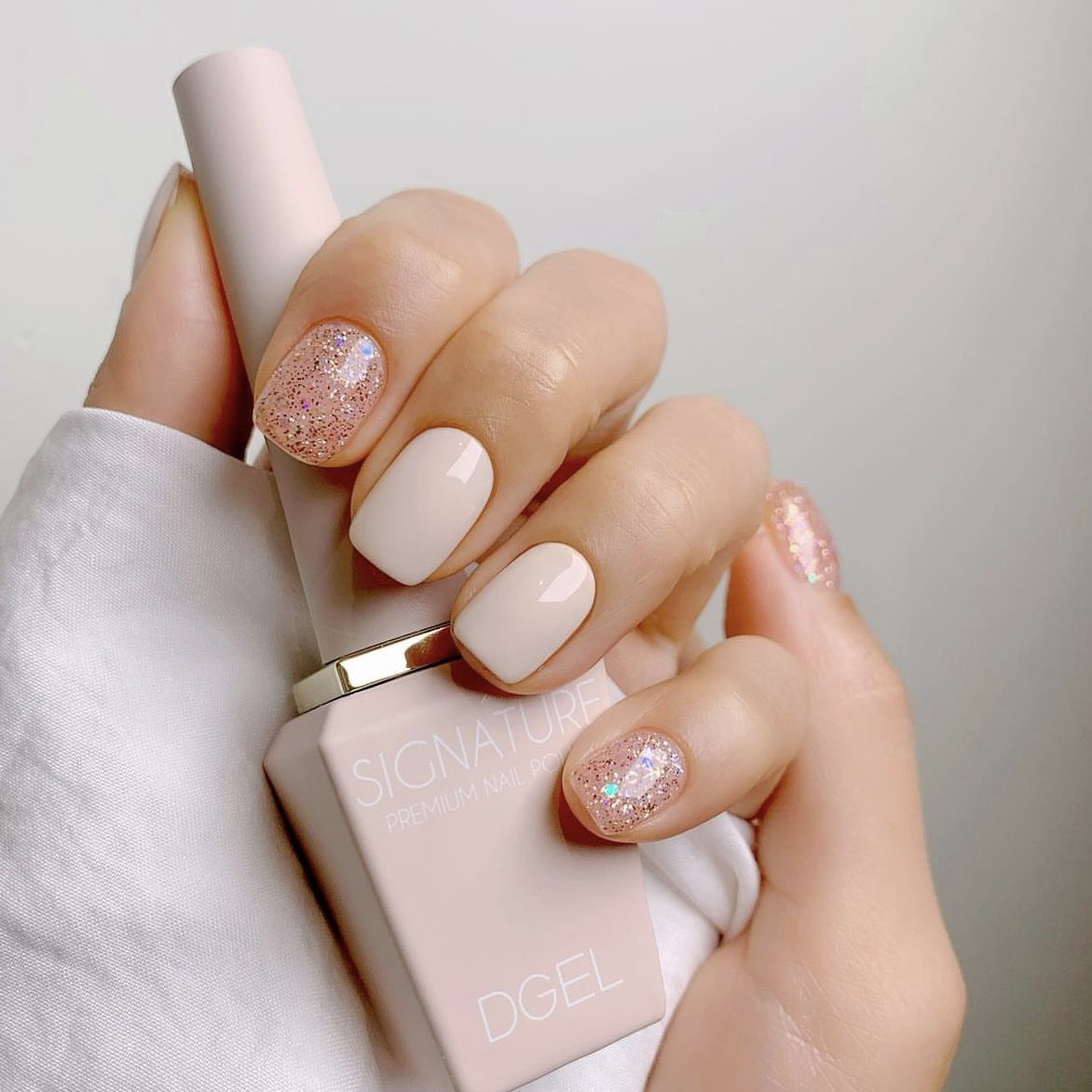 Nail nude xen kẽ kim tuyến