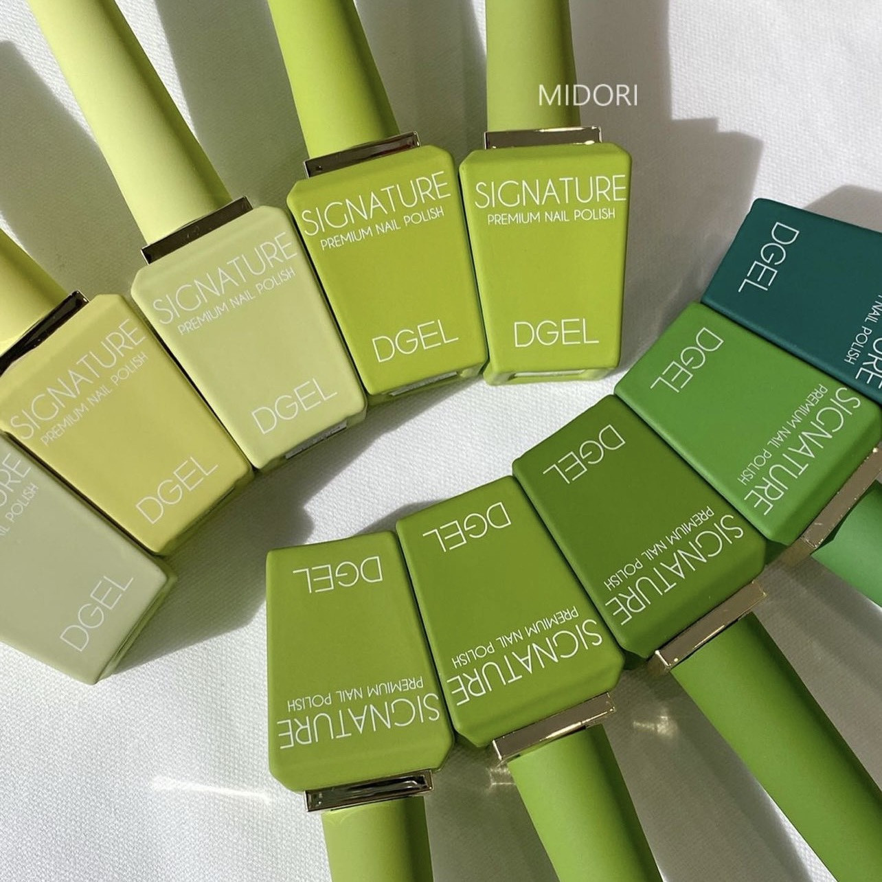Nail **sơn móng tay màu xanh pastel** ngọc bích với thiết kế đơn giản