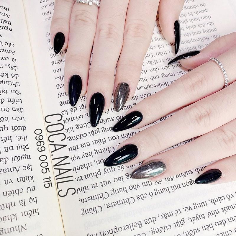 Nail tay màu đen phối cùng màu sơn kim tuyến độc đáo