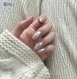 Nail trắng gương ngọc trai cực kỳ hút mắt, phù hợp để đi chơi Tết