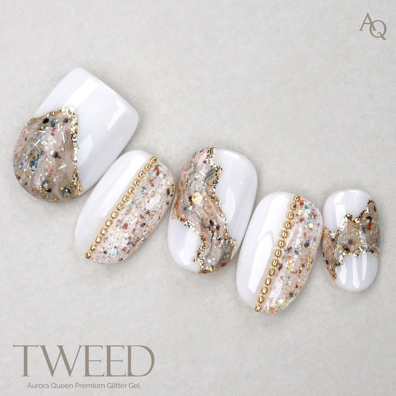 Nail trắng phối vàng