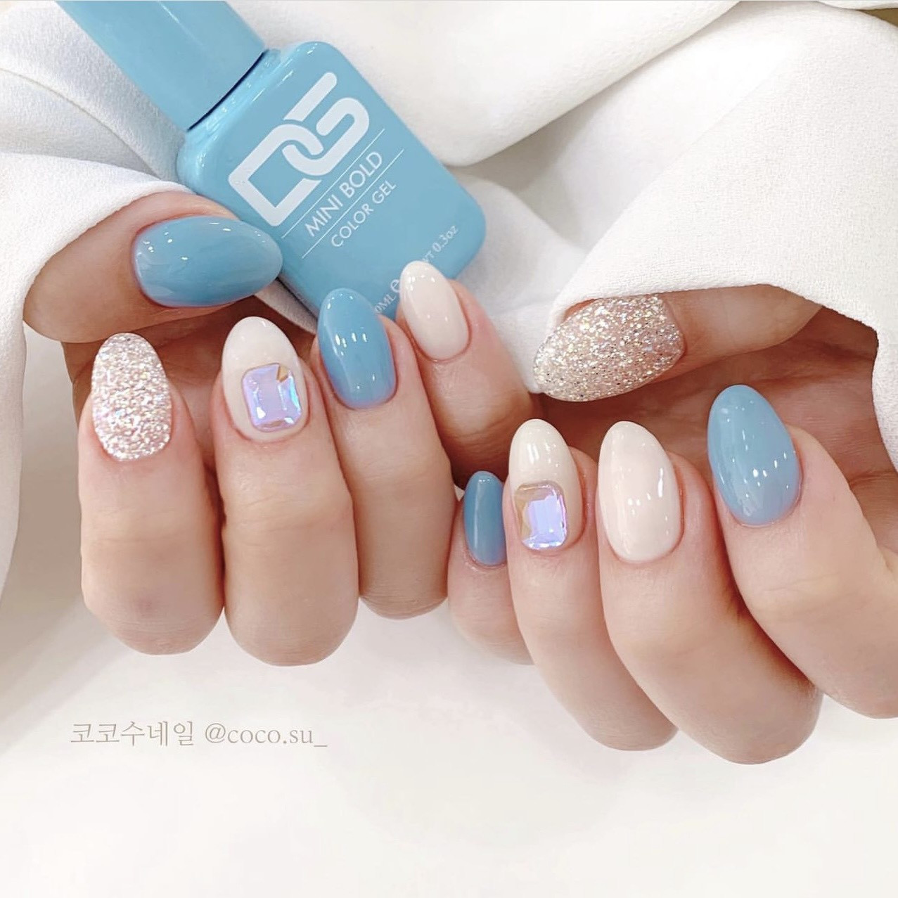 Nail trắng sữa kết hợp xanh pastel