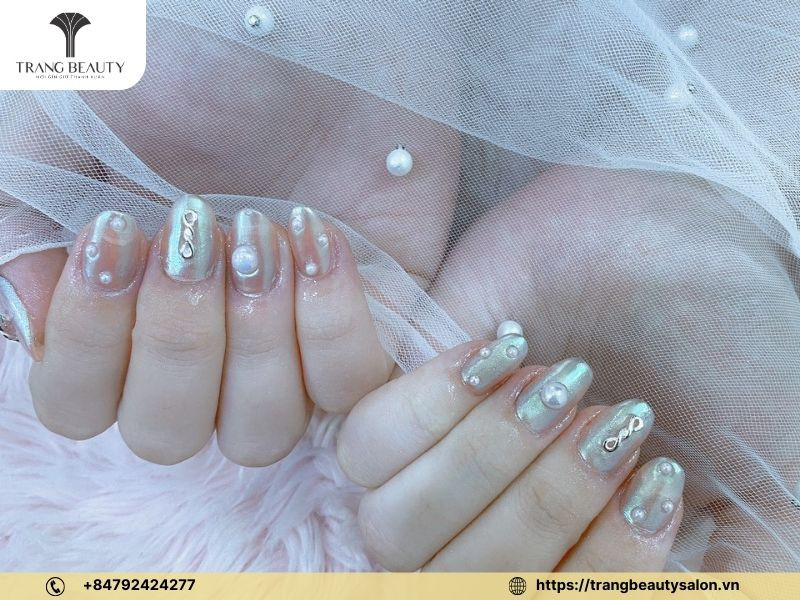 Khám Phá Các Mẫu Vẽ Hoa Móng Tay Đẹp Tuyệt Mỹ Cho Phái Nữ Nail trắng vẽ hoa tuyết thanh thoát và tinh khôi