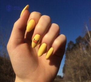 Nail vẽ hoạ tiết con vịt màu vàng tươi tắn, kết hợp với các yếu tố nước sinh động