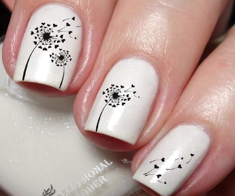 Nail vẽ hoa tinh tế trên nền trắng cho cô dâu chụp ảnh cưới