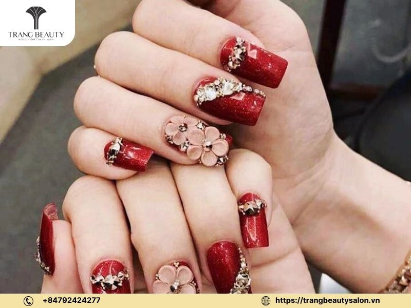 Nail xà cừ tone đỏ lựu quyền lực, phù hợp cho những buổi tiệc tùng (hình ảnh mang tính minh họa cho phong cách có thể áp dụng cho chân)