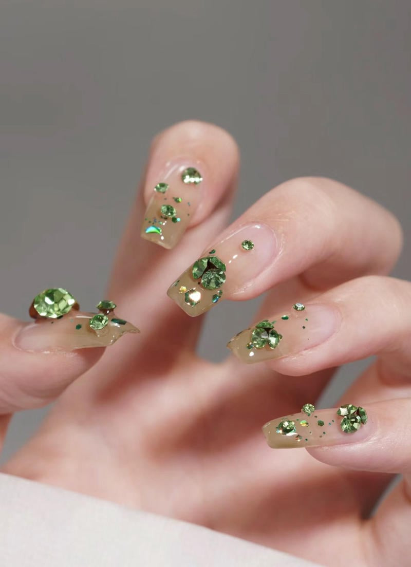 Nail xanh lá đính đá cầu kỳ trên các ngón tay