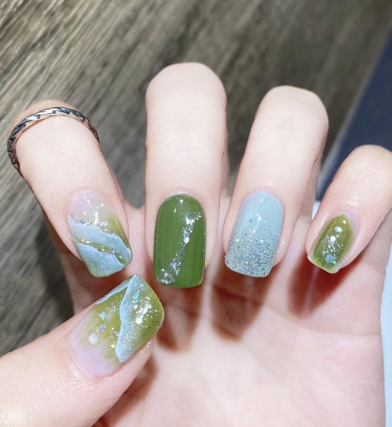 Nail xanh lá marble trắng đen phối vàng ánh kim
