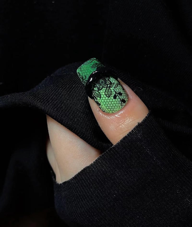 Nail xanh lá phối ren trắng tinh tế và nữ tính