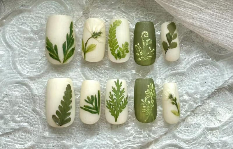 Nail xanh lá phong cách Tropical với họa tiết lá cọ