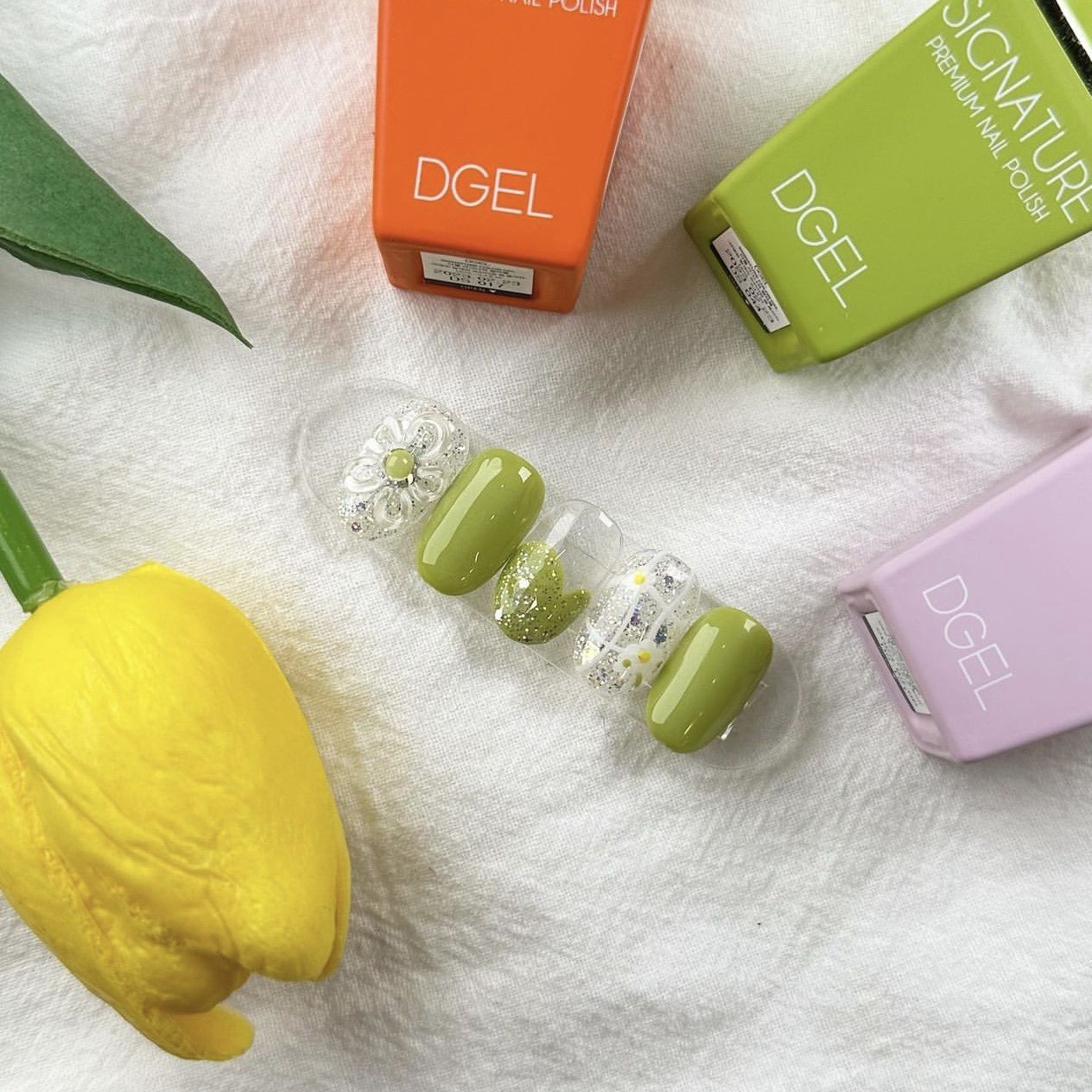 Nail xanh ngọc bích với nhũ lấp lánh ở đầu móng
