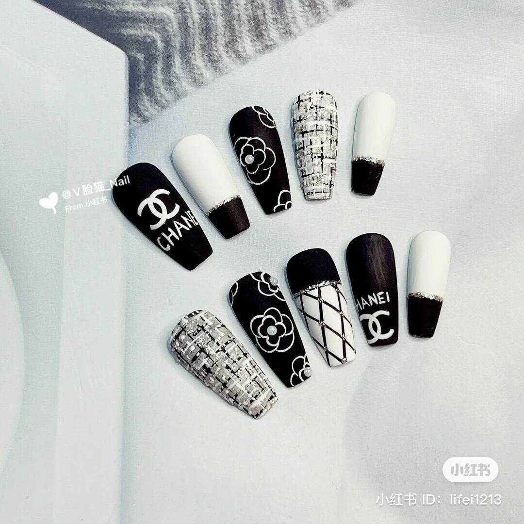 Nailbox thiết kế Chanel với logo đặc trưng trên nền sơn nude