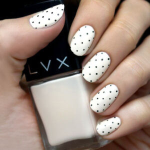 Nền nail trắng chấm bi đen nổi bật, hợp với người mệnh Kim