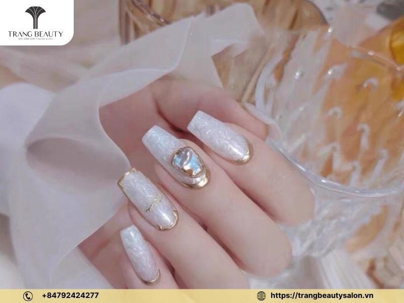 Nét trắng tinh khôi của mẫu móng chân ẩn xà cừ