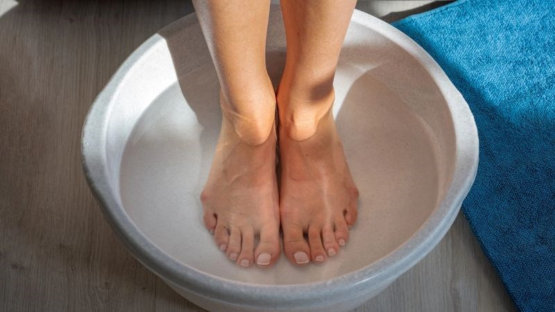 Ngâm chân muối biển hỗ trợ cách dưỡng móng chân sạch khuẩn