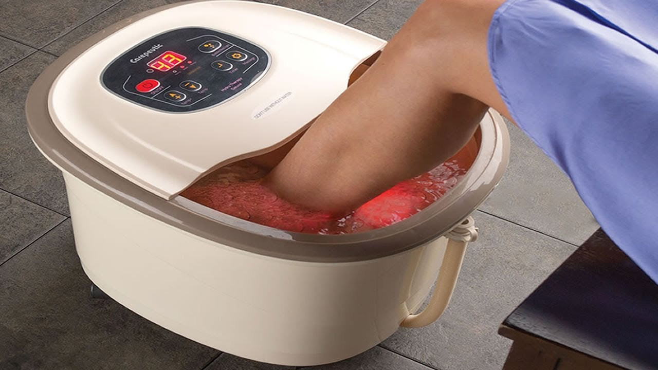 Ngâm chân trong nước ấm là bước quan trọng khi lấy khóe móng chân tại nhà