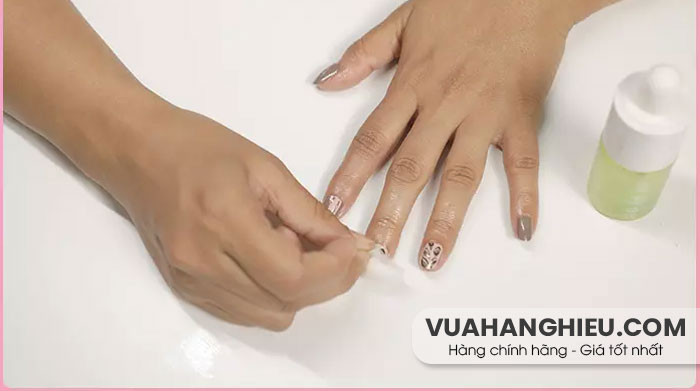 Ngâm móng tay trong dầu ô liu để làm mềm và gỡ keo dán móng hiệu quả