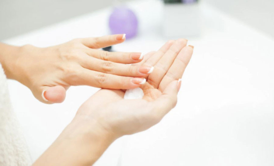 Ngâm móng tay trong nước muối ấm để tăng cường độ cứng