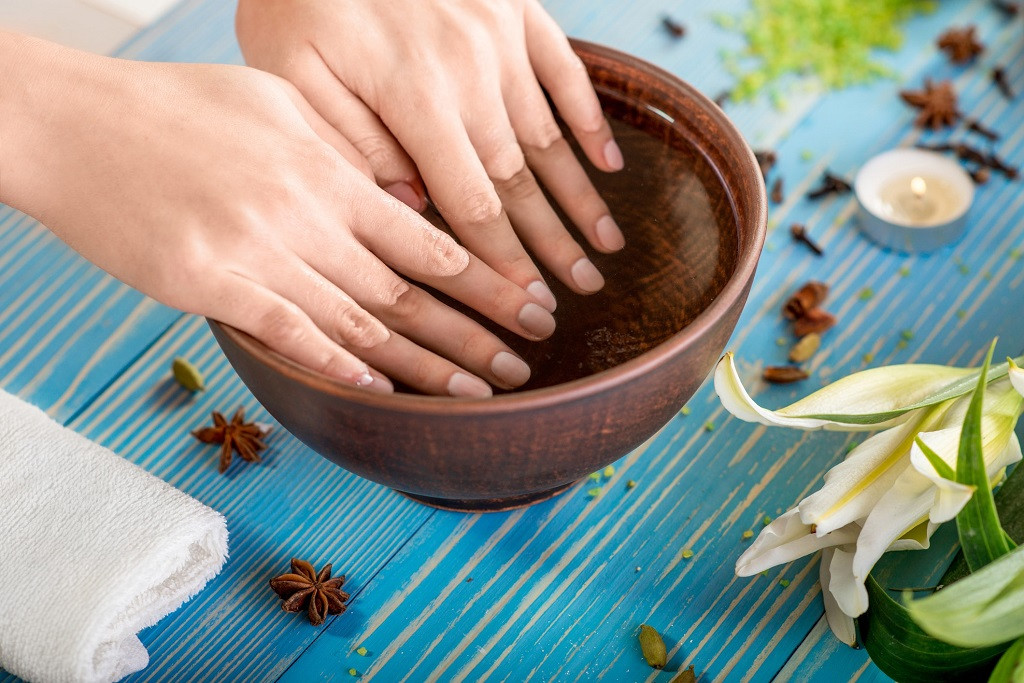 Ngâm móng tay trong nước muối ấm giúp làm sạch và tăng cường độ chắc khỏe, là một cách nuôi móng tay hiệu quả.