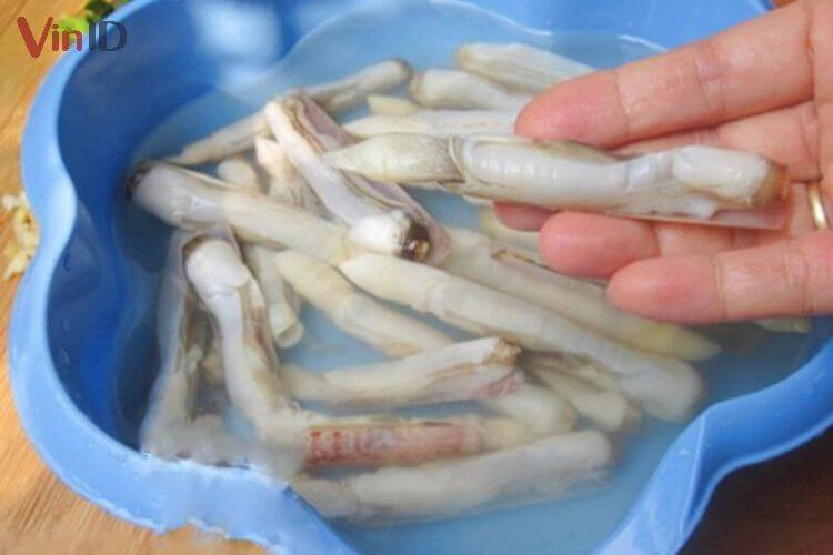 Bí quyết làm các món ốc móng tay xào đậm đà, hấp dẫn Ngâm ốc móng tay với nước vo gạo để sạch cát