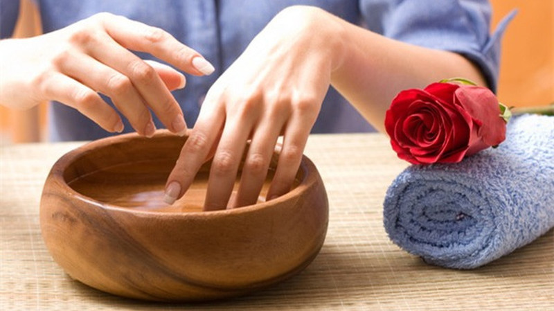 Ngâm tay bằng nước muối Epsom giúp giảm đau nhức khoé móng tay