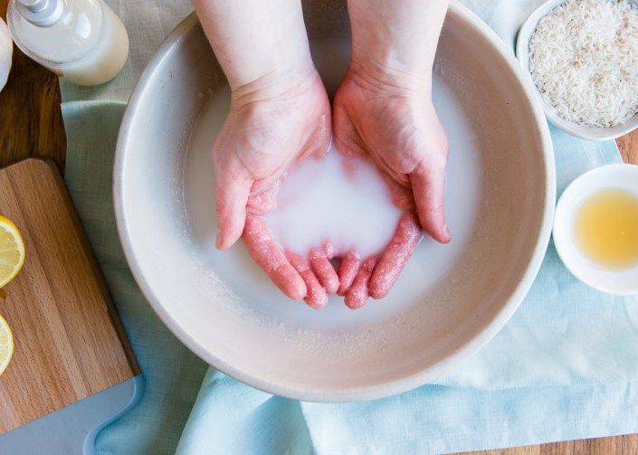 Ngâm tay trong sữa ấm để dưỡng móng