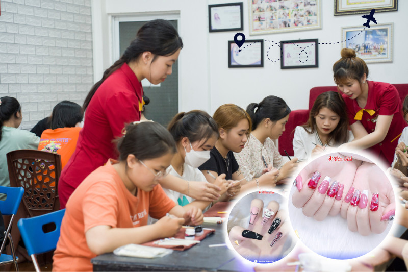 Nghệ nhân nail đang tỉ mỉ tạo hình móng bột
