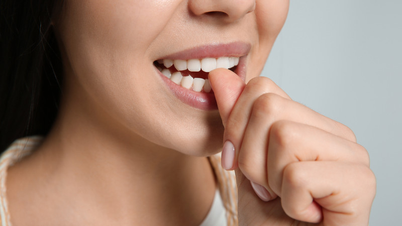 Ngón tay sưng đỏ và có mủ, triệu chứng sớm của nhiễm trùng móng nghiêm trọng
