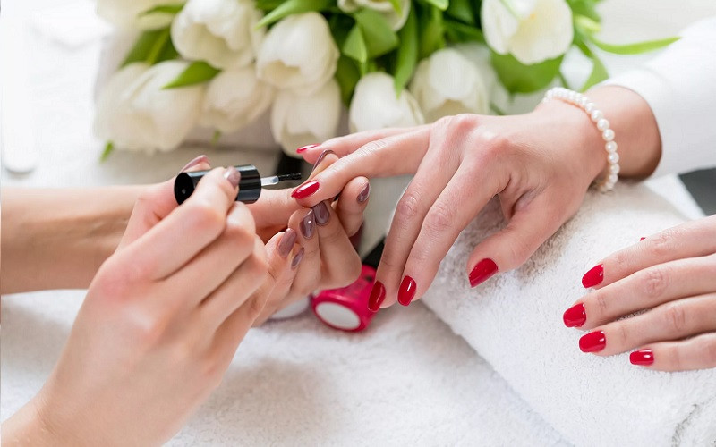 Người đàn ông đang tỉa móng chân gọn gàng, thể hiện vệ sinh cá nhân