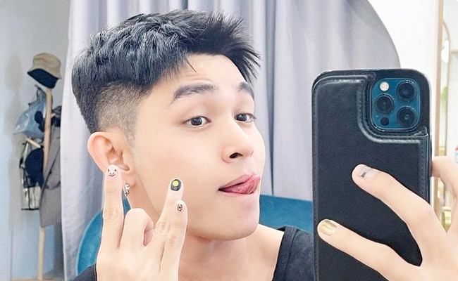 Người đàn ông với móng tay dài ngón út thể hiện phong cách cá nhân