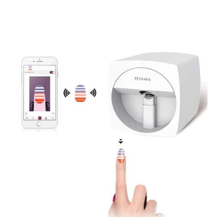 Người mẫu đang sử dụng máy in móng tay 3D để tạo họa tiết trên móng tay, thể hiện sự tiện lợi của công nghệ in móng kỹ thuật số.