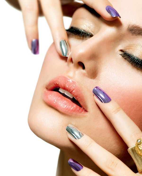 Người mẫu tay đang khoe bộ móng sơn màu hồng nữ tính với thiết kế độc đáo, lý tưởng cho ảnh người mẫu nail