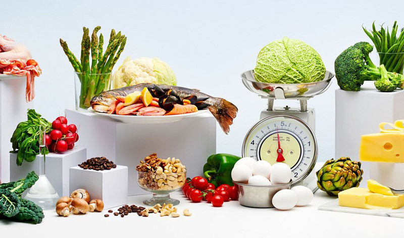 Người mẹ cùng con, bên cạnh bữa ăn dinh dưỡng đầy đủ vitamin, hỗ trợ sức khỏe mẹ bỉm sau sinh