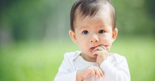 Người phụ nữ đang cắn móng tay, dẫn đến móng tay nham nhở và lởm chởm