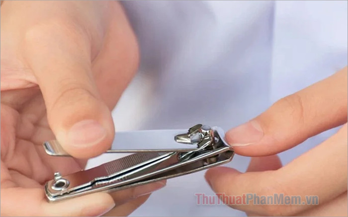 Lịch Cắt Móng Tay Tháng 6: Bí Quyết Thu Hút Vận May Và Tài Lộc Người phụ nữ đang cắt móng tay, minh họa việc chọn ngày tốt để cắt móng tay tháng 6 theo phong thủy, giúp mang lại may mắn và tài lộc.