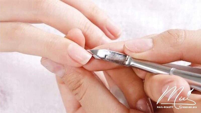 Người phụ nữ đang cắt móng tay với sự cẩn thận và chính xác