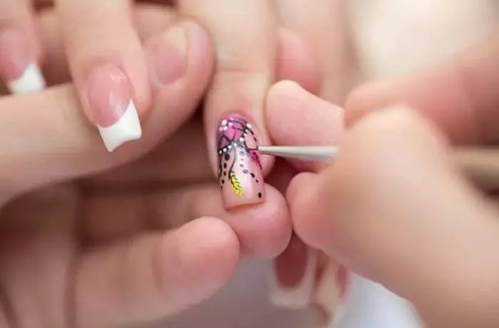 Người phụ nữ đang chăm sóc móng chân chuyên nghiệp tại salon, thể hiện chi phí làm móng chân đáng giá cho trải nghiệm thư giãn.
