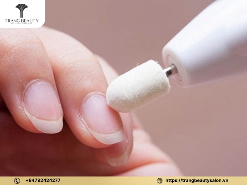 Người phụ nữ đang làm sạch móng tay chuẩn bị cho quy trình sơn móng tay gel tại nhà