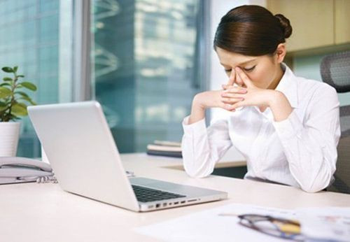 Người phụ nữ đang lo lắng, căng thẳng, có thể ảnh hưởng đến bệnh vảy nến móng tay